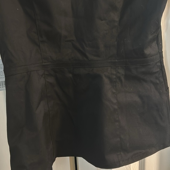 Women’s jaanuu scrub top NWT and gold zipper on left side - Picture 3 of 4